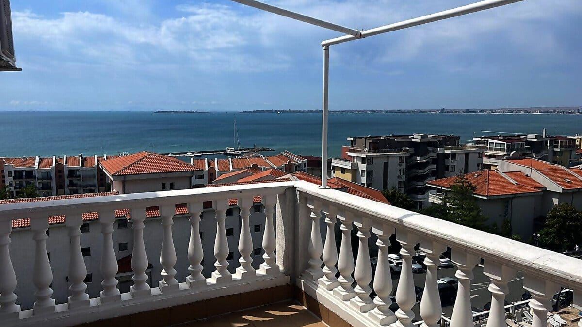 Prostorný čtyřpokojový apartmán s jedinečným panoramatickým výhledem na celý záliv ve Sveti Vlas
