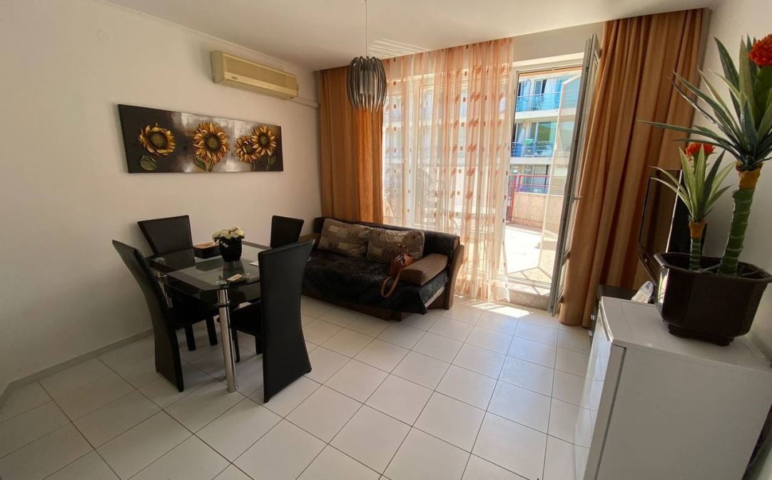 Apartmán se dvěma ložnicemi s výhledem na moře na první linii v Elenite – komfort, příroda a klid