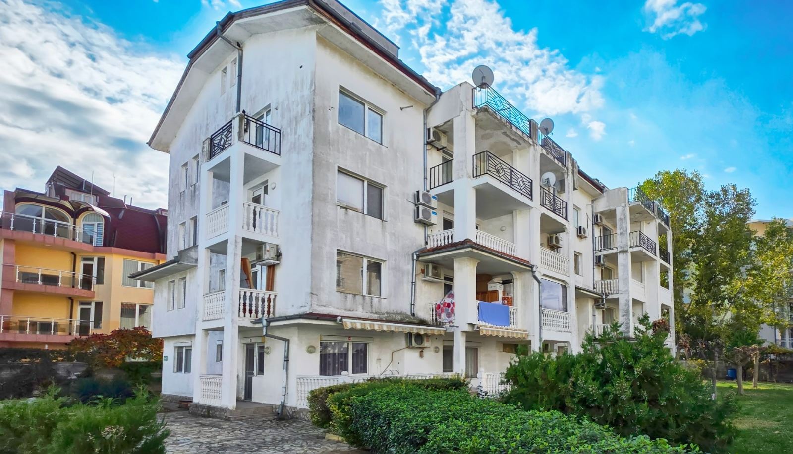 Stylově zrekonstruovaný byt se dvěma ložnicemi v udržovaném komplexu v Slunečném pobřeží – komfort, klid a výborná lokalita