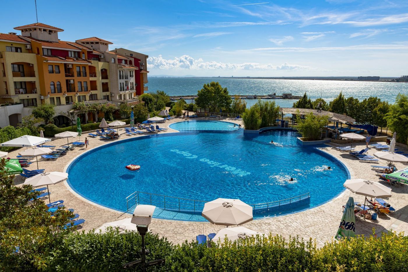 Výhled na moře a prvotřídní lokalita – byt v komplexu se službami, Aheloy