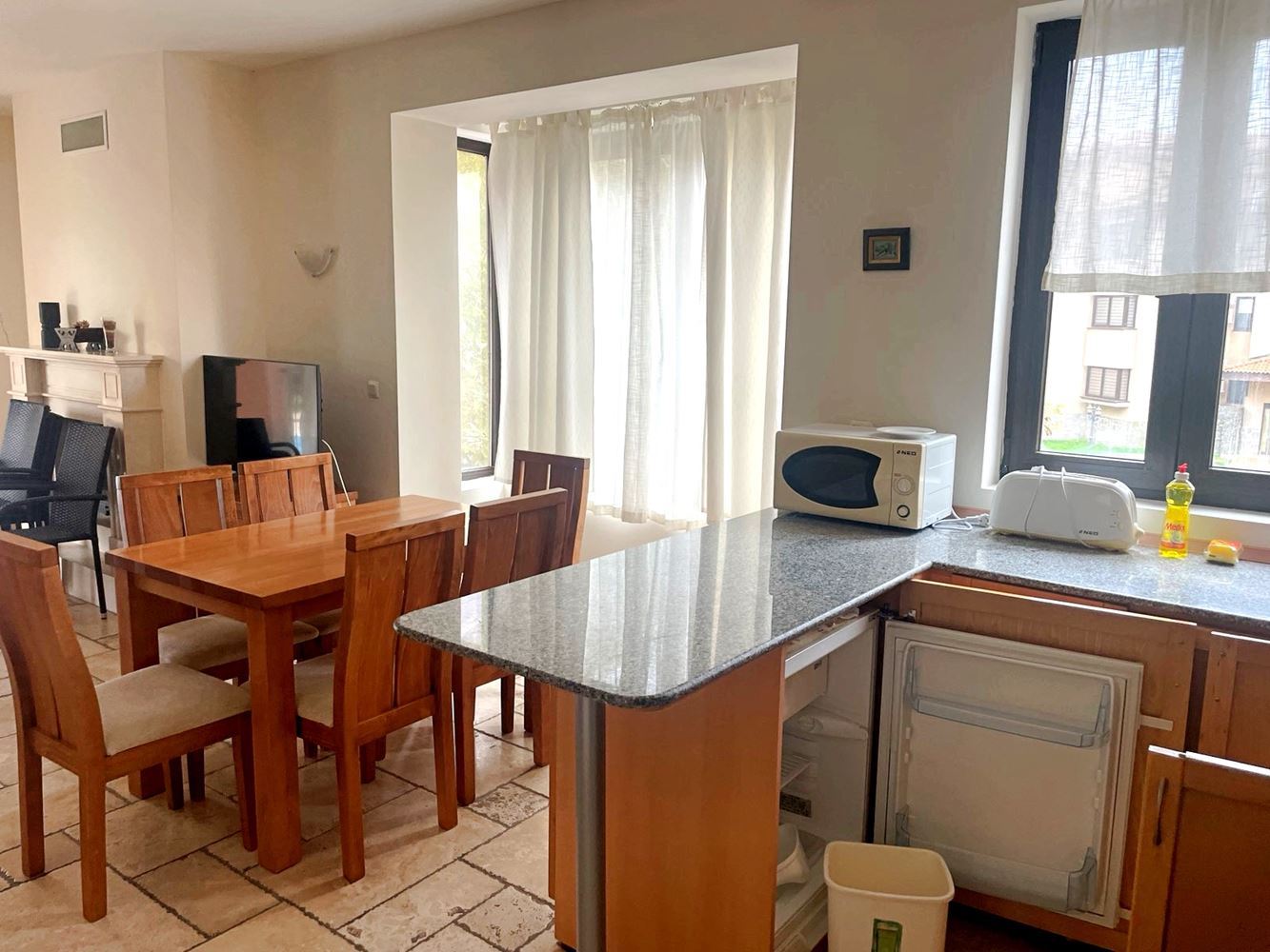 Prostorný zařízený apartmán se dvěma ložnicemi a výhledem na moře u Balčiku – komfort uprostřed přírody a Golfové riviéry