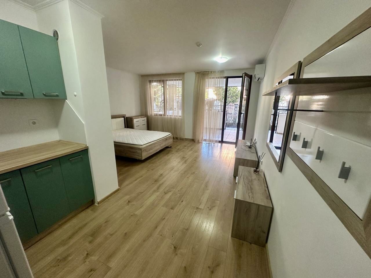 Prostorné studio v přízemí s velkou terasou a možností přeměny na byt s jednou ložnicí – bezpečí a komfort v Nessebaru