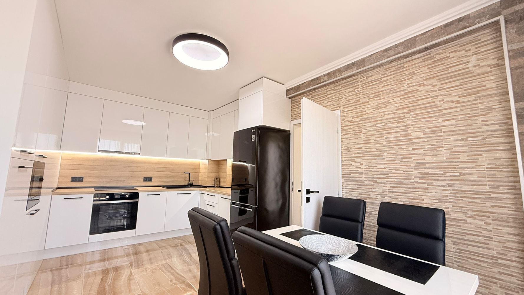 Luxusní mezonet se třemi ložnicemi v srdci Slunečného Pobřeží – prostor, styl a komfort na dvou úrovních