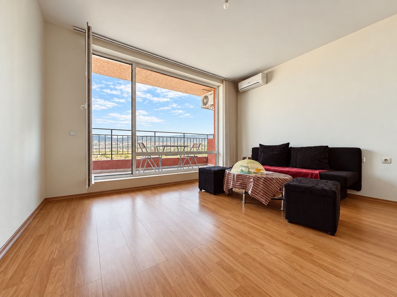 Světlé a prostorné panoramatické studio v oblíbeném komplexu ve Slunečném pobřeží