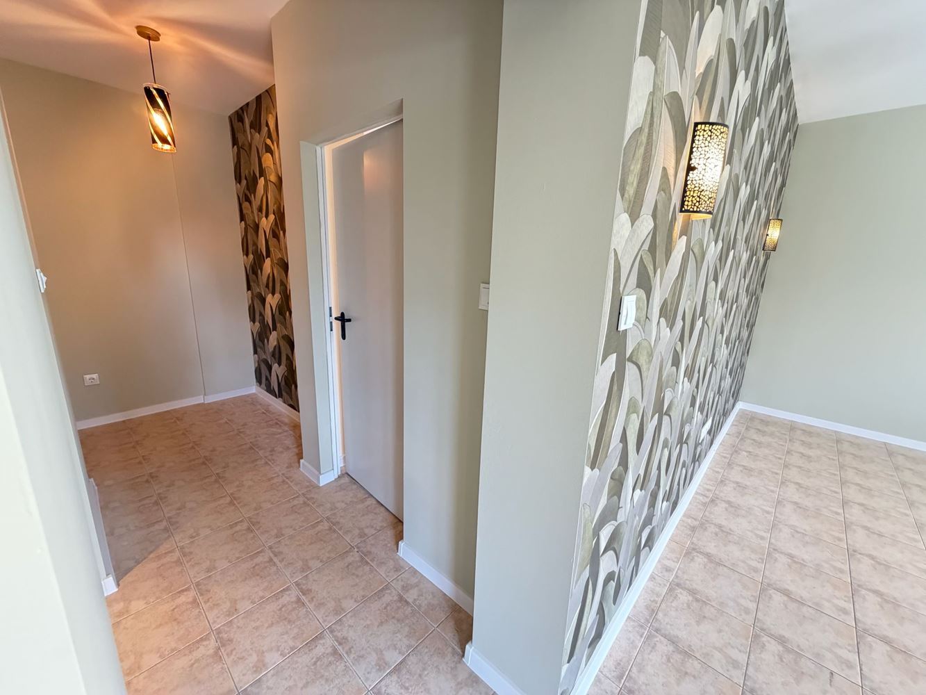 Světlý a prostorný apartmán s jednou ložnicí a krásným výhledem na bazén na hranici Slunečného pobřeží a Svatého Vlasu