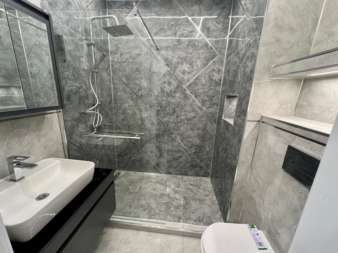 Moderní apartmán s jednou ložnicí s panoramatickým výhledem v prestižním komplexu – připraven k nastěhování