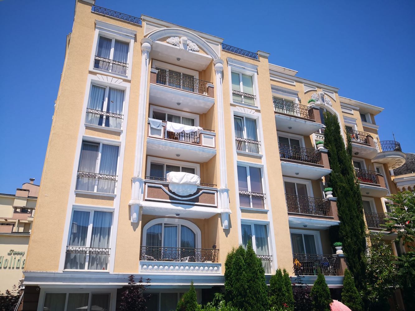 Prostorný apartmán se dvěma ložnicemi s výhledem na bazén a zahradu – plně zařízený v moderním komplexu na Slunečním pobřeží