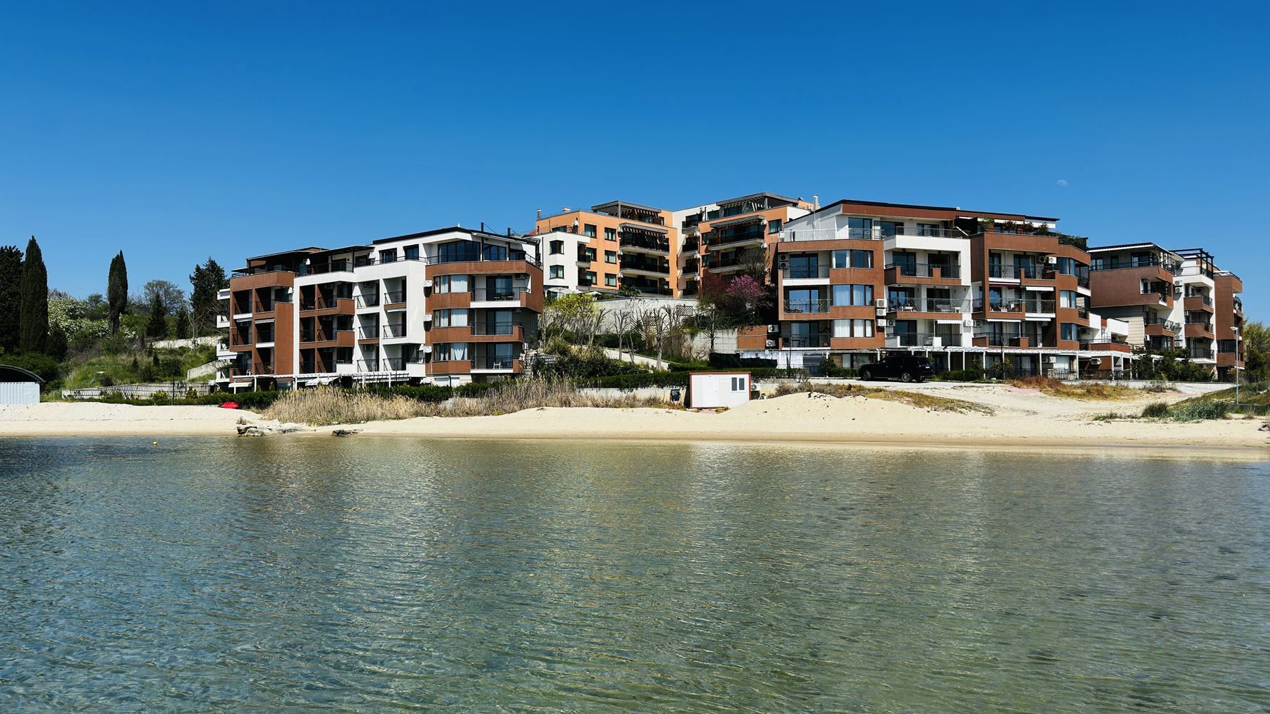 Prostorný apartmán s jednou ložnicí v Nesebaru – vynikající volba pro celoroční bydlení a investici