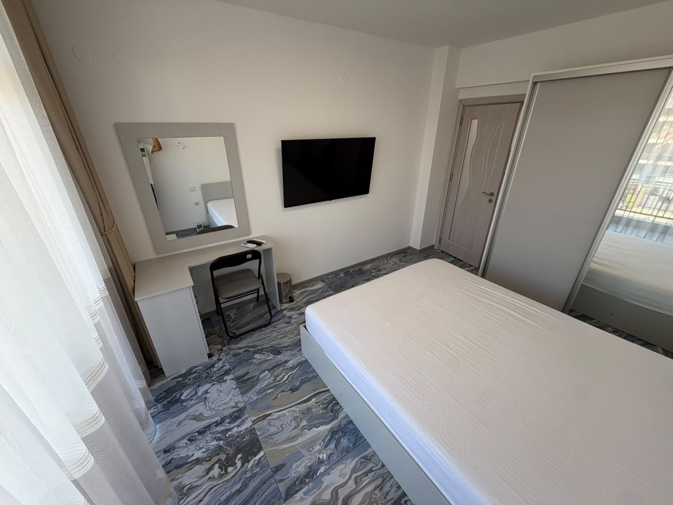 Prostorný apartmán se dvěma ložnicemi a výhledem na bazén v Slunečném pobřeží – vynikající volba pro rodinu a investici