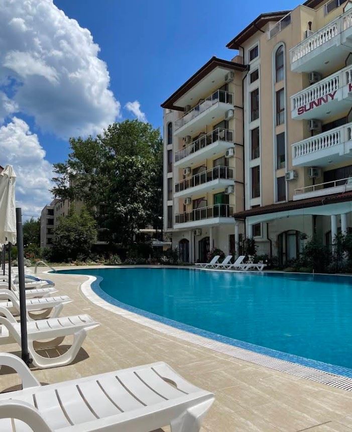 Prostorný byt s jednou ložnicí v klidném a zeleném komplexu s bazénem v Sunny Beach