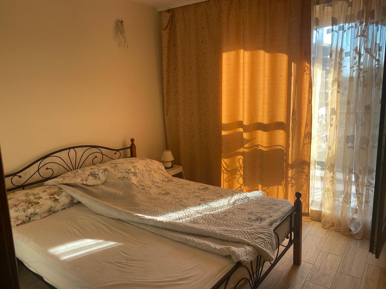 Krásný apartmán s jednou ložnicí v Ravdě s bazény a výborným vybavením – ideální pro dovolenou i investici