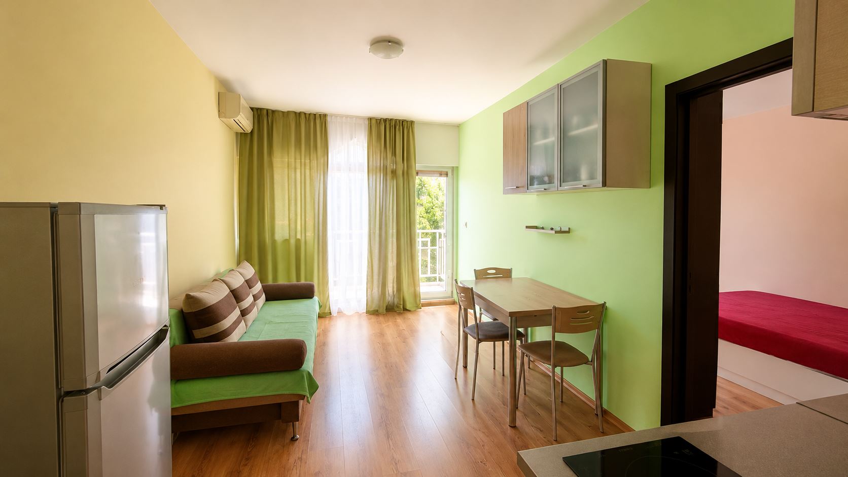 Apartmán s jednou ložnicí v Sunny Beach – klid, zeleň a komfort v srdci letoviska