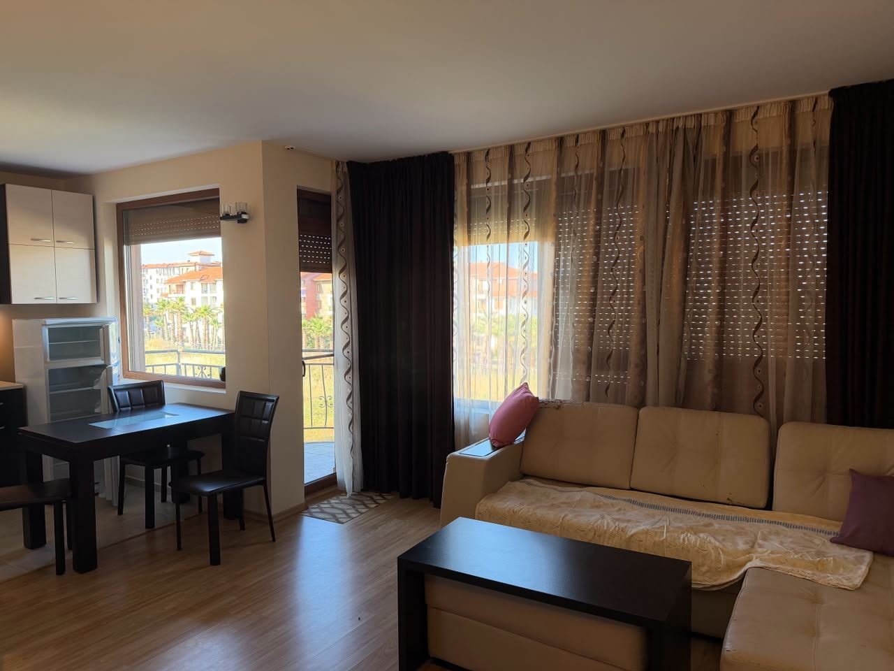 Útulný apartmán s jednou ložnicí v Ravdě v komplexu – připravený k bydlení