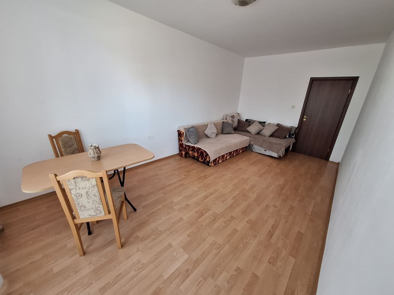 Prostorný byt s jednou ložnicí v luxusním komplexu s bazény a sportovními zařízeními