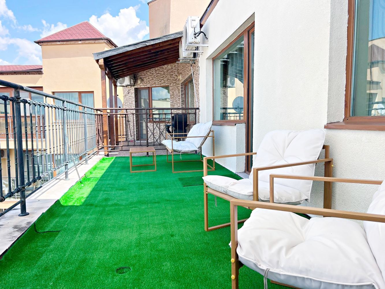 Stylový byt s jednou ložnicí s nízkým poplatkem za údržbu ve výborném komplexu na Slunečném pobřeží – připraven k nastěhování nebo investici