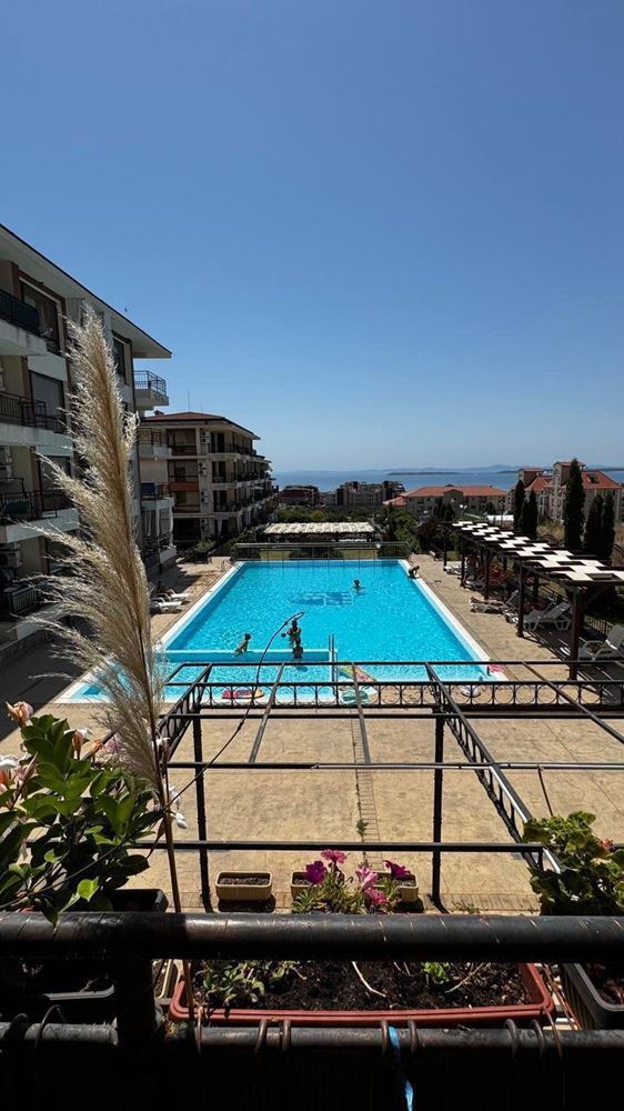 Byt s jednou ložnicí v prestižním komplexu s výhledem na moře a zeleň