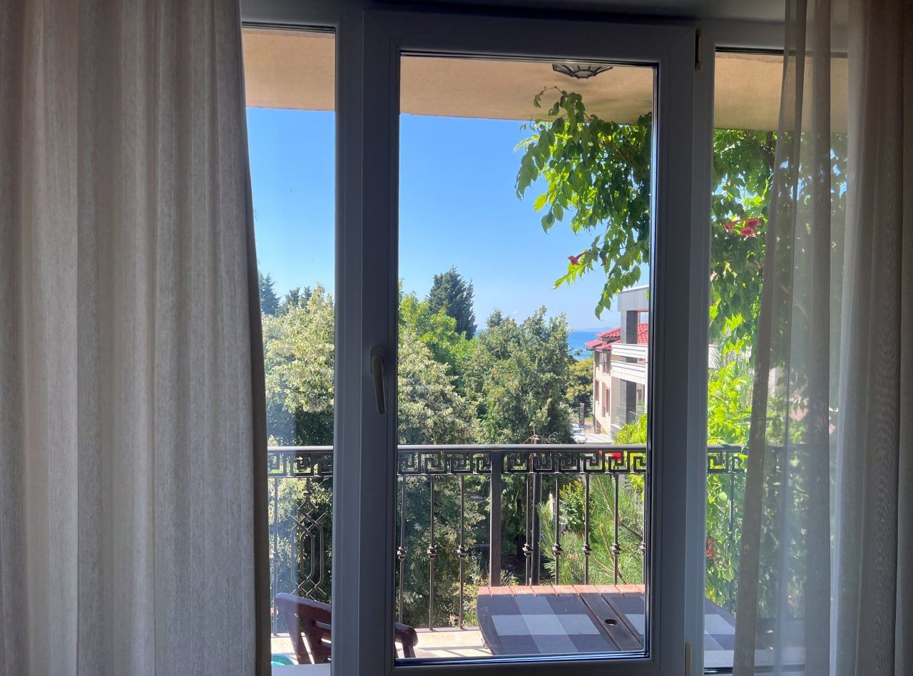 Prostorný apartmán se třemi ložnicemi a panoramatickým výhledem na moře pouze 50 metrů od pláže – nízký poplatek za údržbu!
