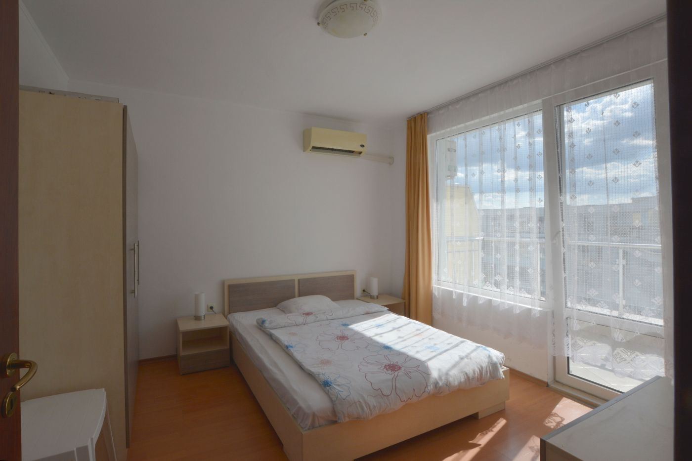 Apartmán s jednou ložnicí 100 metrů od pláže na Slunečném pobřeží – top lokalita a skvělá investice