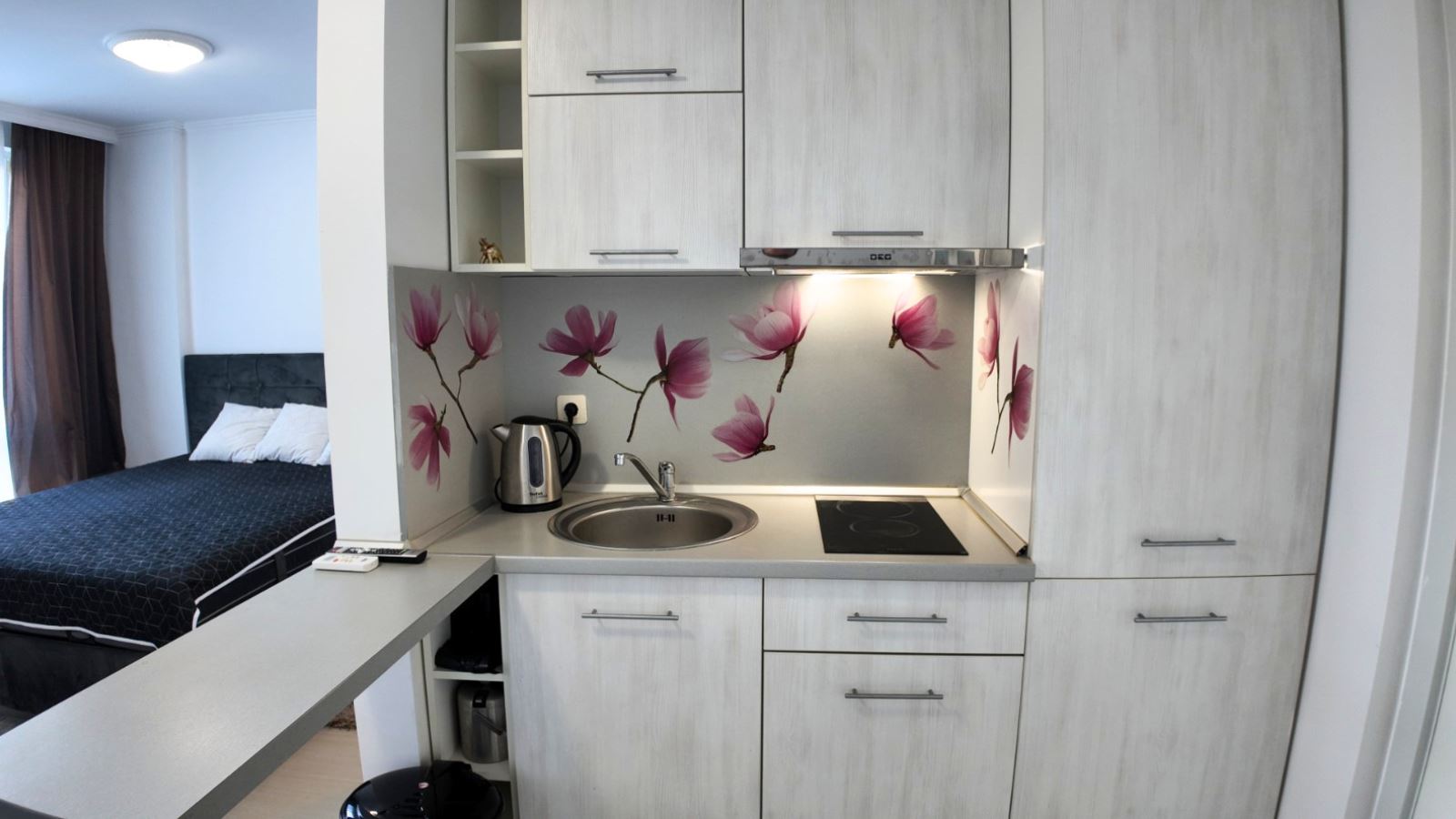 Stylové studio s výhledem na bazén na Slunečném pobřeží – komfort a skvělé vybavení