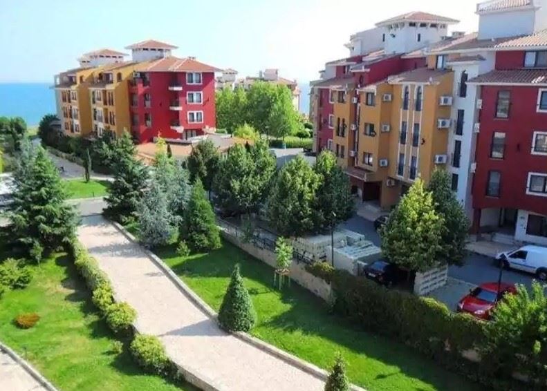 Stylové studio s vynikajícím vybavením v první linii u moře v Aheloy – připravené pro váš domov u moře