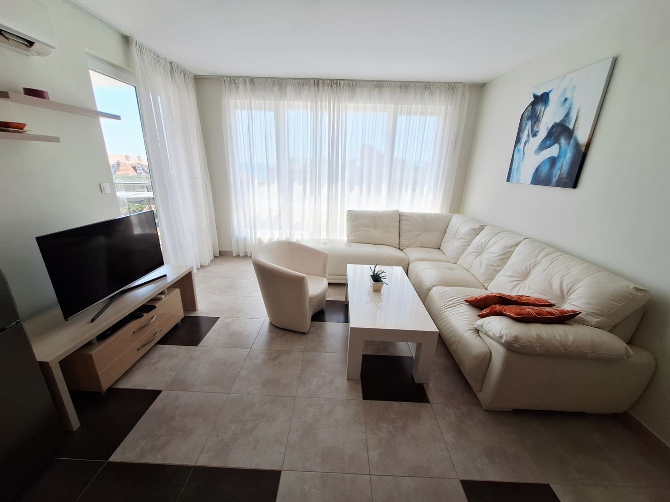 Prostorný apartmán se dvěma ložnicemi a parkovacím místem 200 metrů od moře ve Sveti Vlas