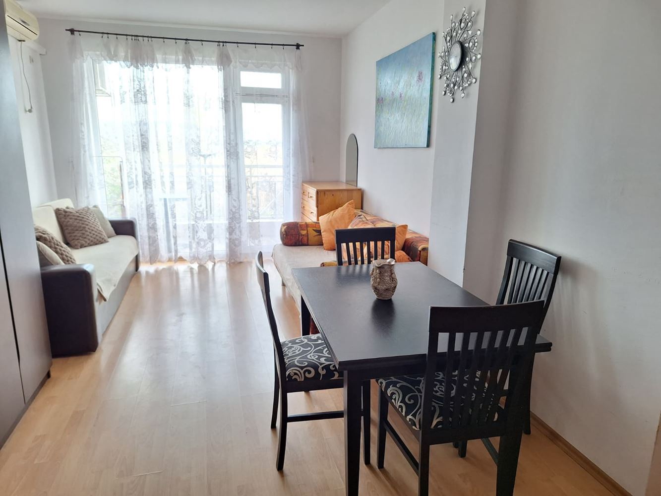 Prostorný byt s jednou ložnicí v luxusním komplexu s bazény a sportovními zařízeními