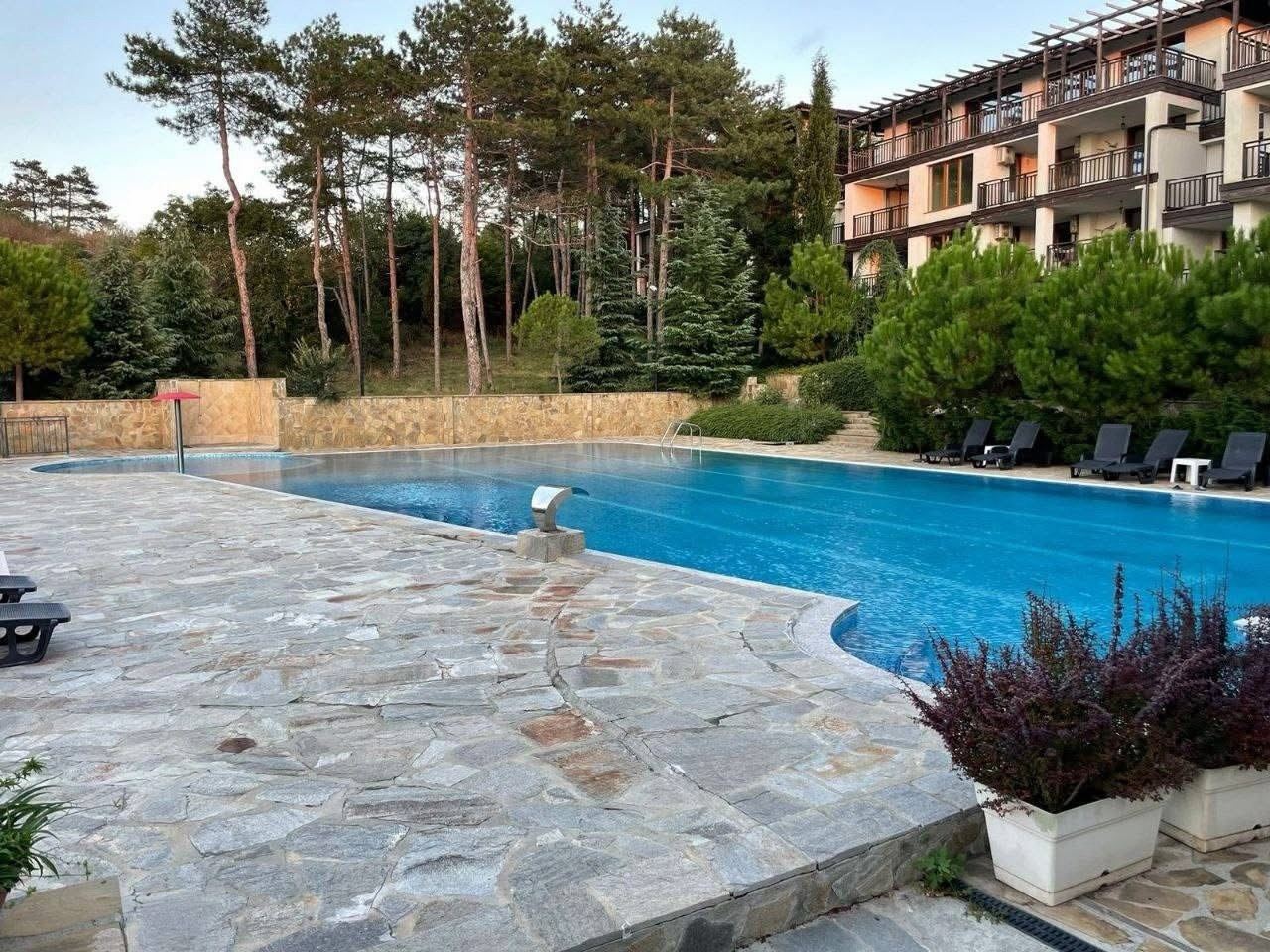 Apartmán s jednou ložnicí s výhledem na bazén v Sozopolu – prostorný, zařízený a připravený k užívání