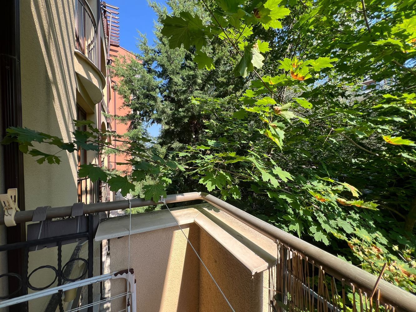 Atraktivní apartmán s jednou ložnicí obklopený zelení v klubovém komplexu v Sunny Beach