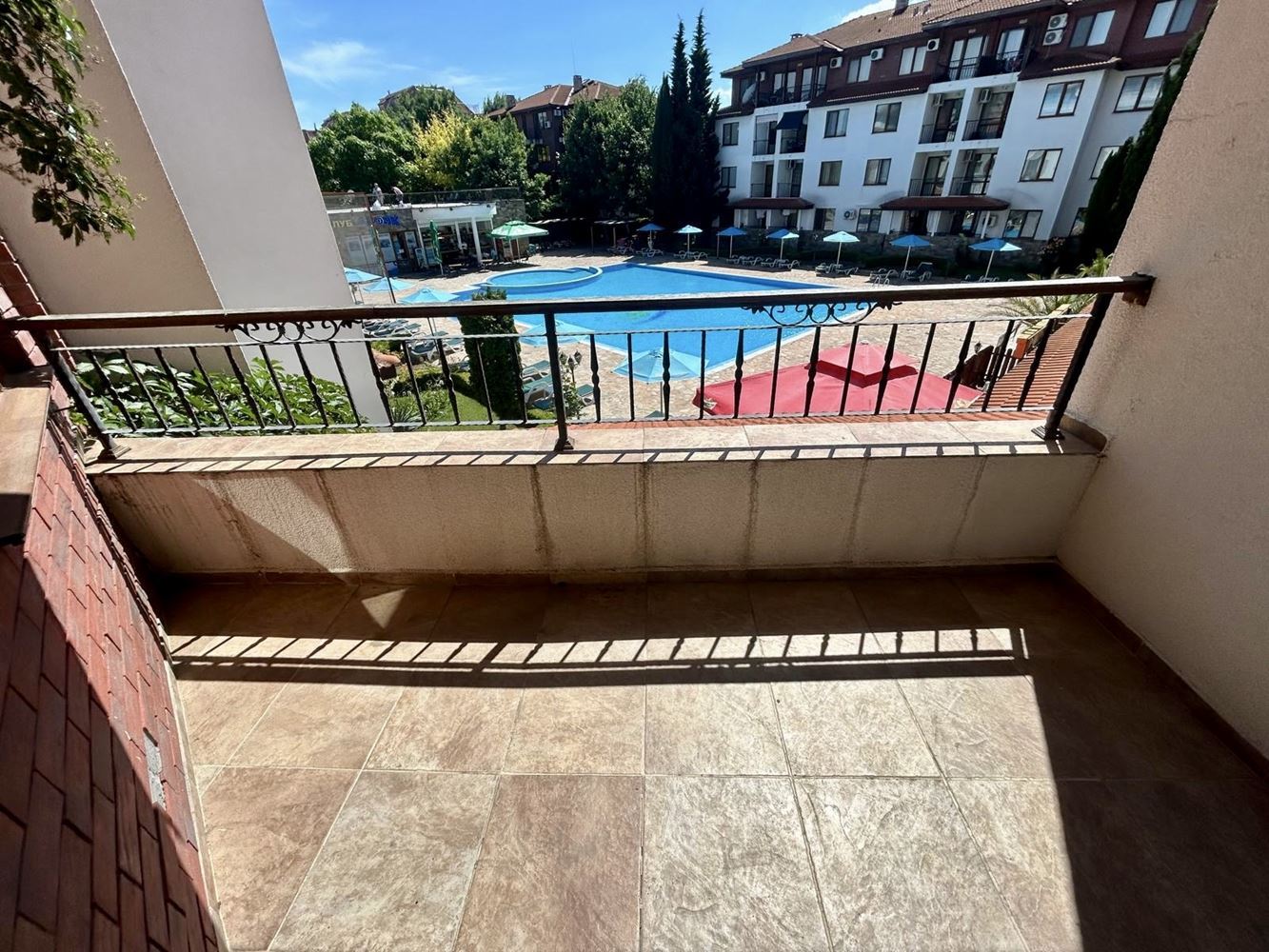 Prostorný apartmán se dvěma ložnicemi a výhledem na bazén v Nesebaru