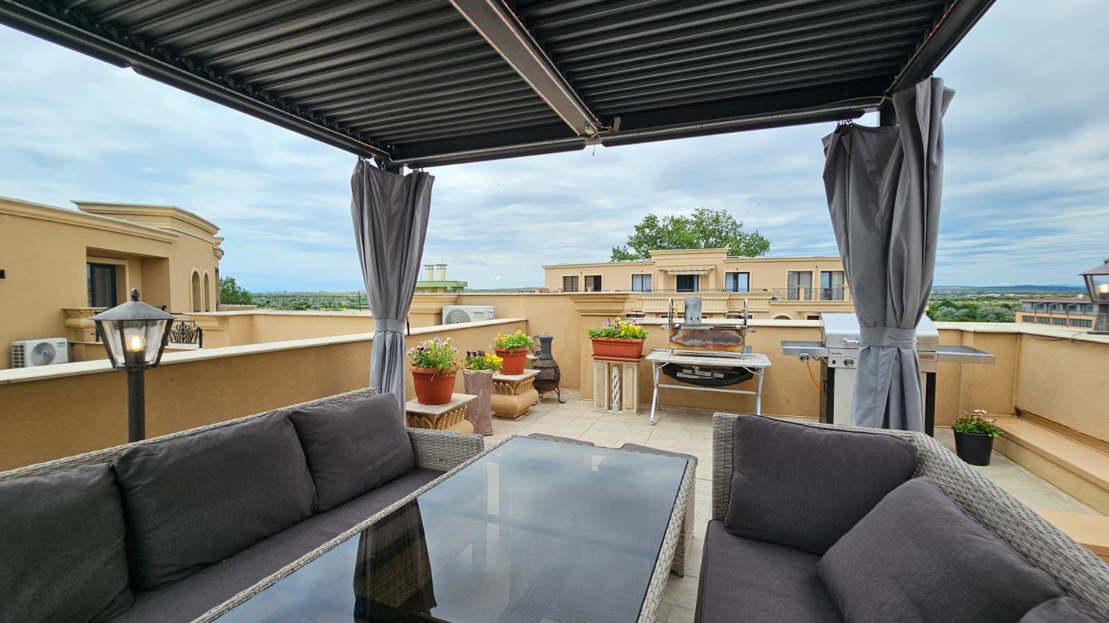Prostorný penthouse s panoramatickou terasou a saunou v moderním rezidenčním komplexu v Slunečné pobřeží