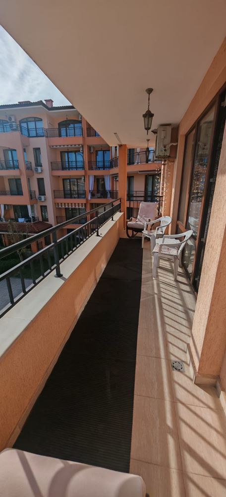 Apartmán se dvěma ložnicemi, výhledem na bazény a částečným výhledem na moře, 200 metrů od pláže ve Sveti Vlas