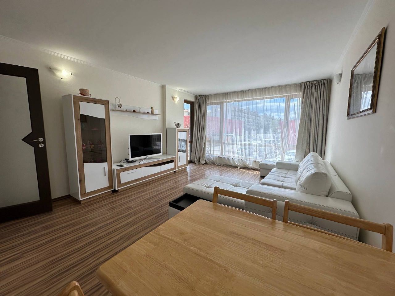 Dvoupokojový apartmán v Sunny Beach – plně zařízená nemovitost s výbornou lokalitou a celoroční infrastrukturou