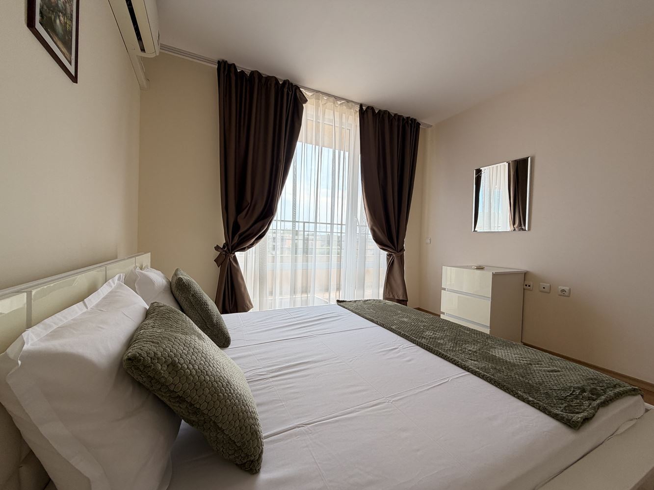Prostorný apartmán se dvěma ložnicemi ve Slunečném pobřeží – panoramatický výhled a klidná lokalita