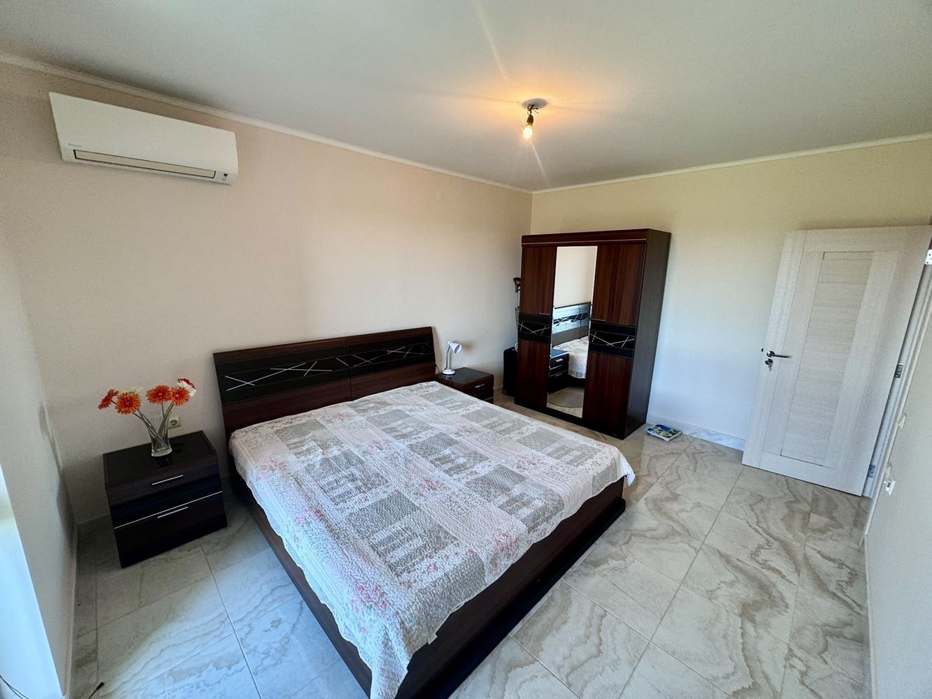 Prostorný třípokojový apartmán s panoramatickým výhledem na moře v prestižním komplexu v Nesebaru – komfort, prostor a působivé výhledy