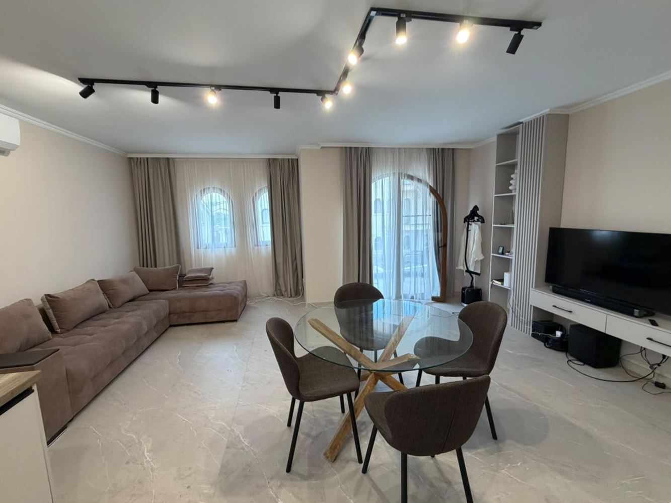 Luxusní apartmán se dvěma ložnicemi v novém komplexu u Slunečného pobřeží – komfort, bezpečnost a vynikající investice