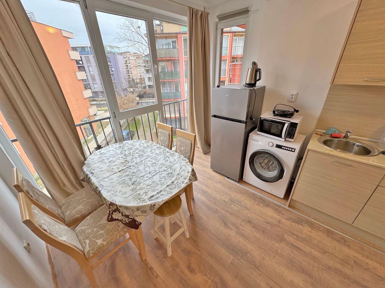 Byt s jednou ložnicí s výhledem na bazén v prestižním komplexu v Slunečném pobřeží