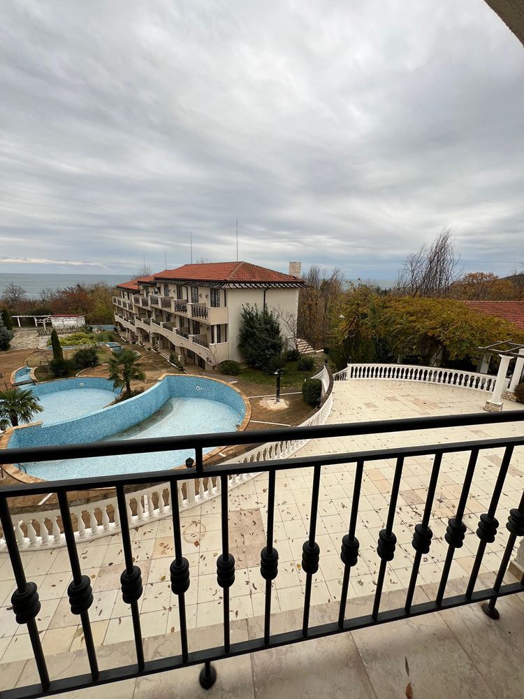 Jedinečný apartmán se dvěma ložnicemi, panoramatickým výhledem na moře a bazén, v první linii u moře v Obzoru