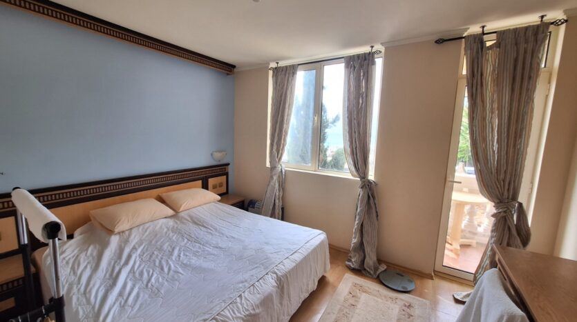 Dvoupokojový apartmán v první linii v Elenite s výhledem na moře a vysokým investičním potenciálem