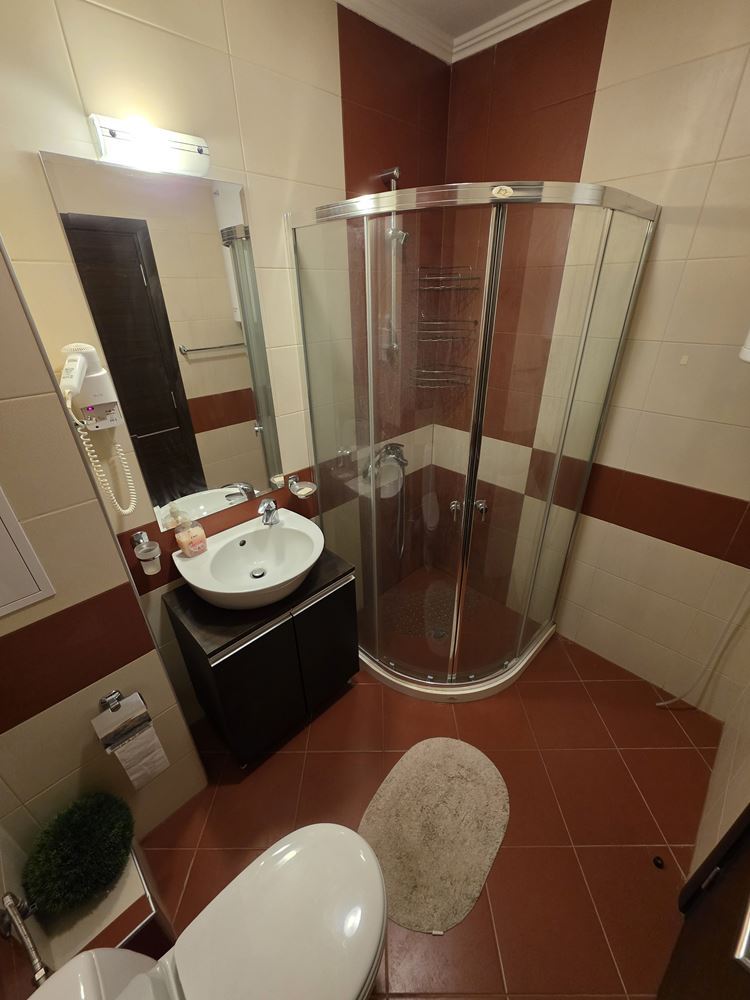 Nádherný byt s jednou ložnicí v komplexu ve Slunečném pobřeží – výhled na bazén; styl a pohodlí