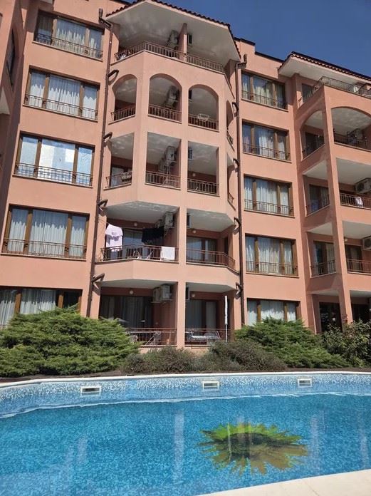 Dvoupokojový apartmán v centrální části Slunečného pobřeží s výhledem na bazén