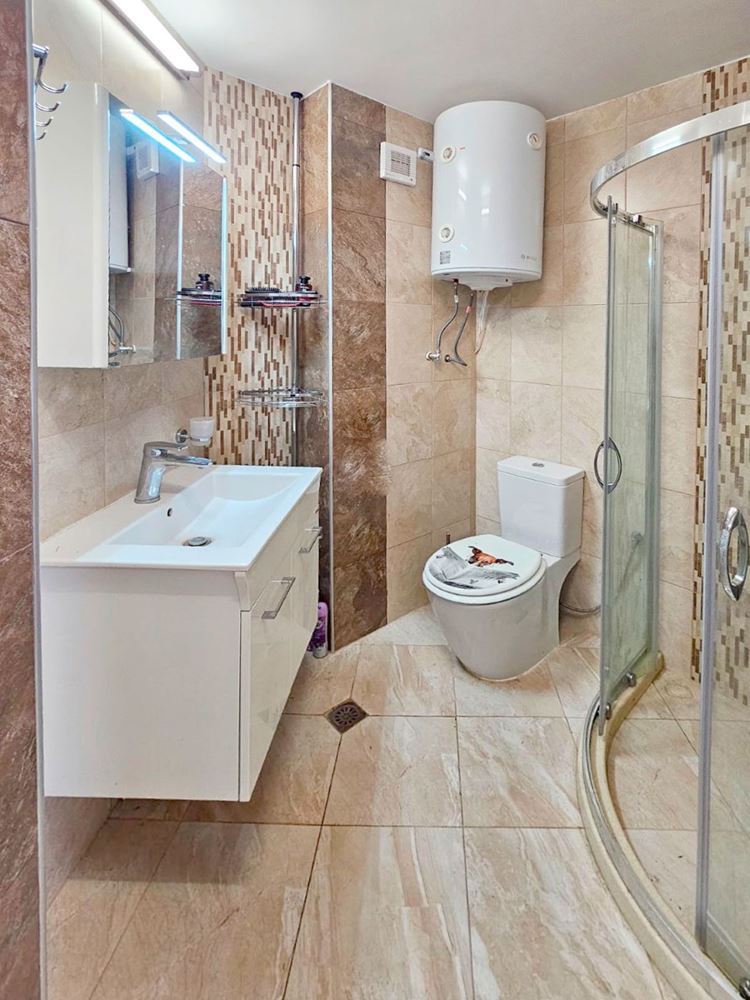 Luxusní třípokojový apartmán s výhledem na moře na první linii v Ravdě – 114 m², dvě terasy a maximální komfort