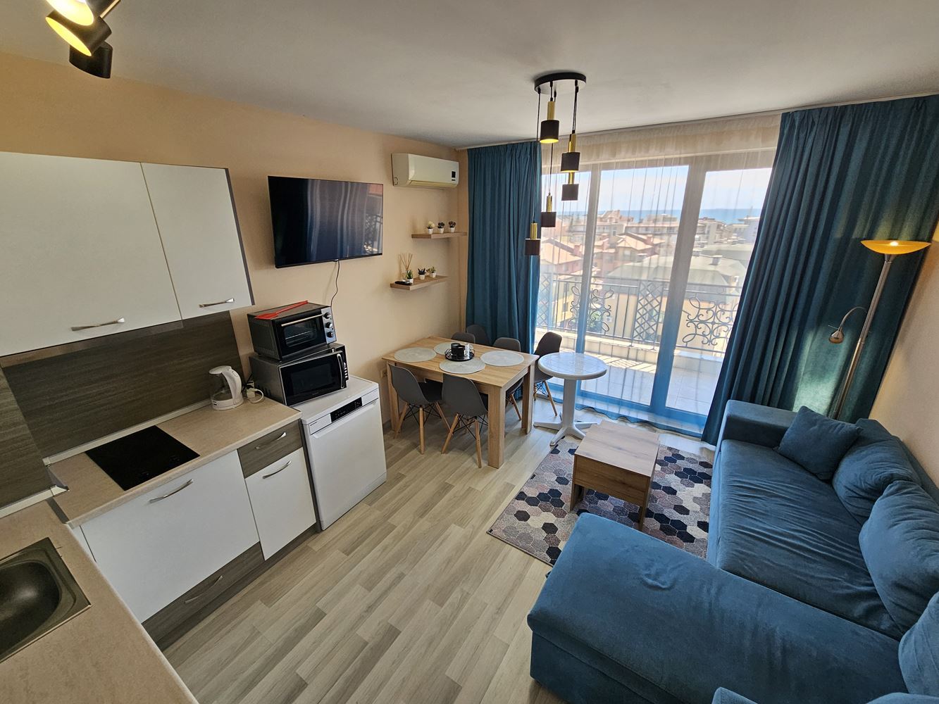 Třípokojový apartmán s výhledem na moře – poslední patro se dvěma terasami v komplexu v Nesebaru