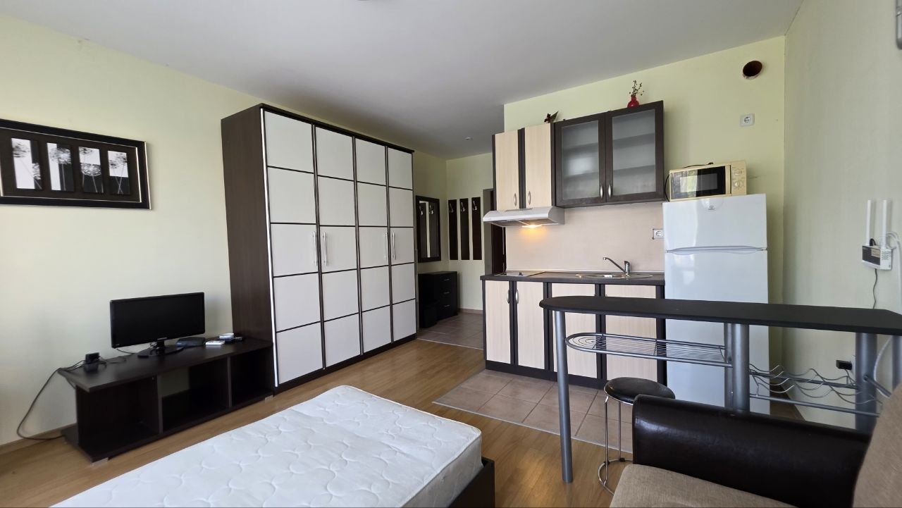 Praktické a útulné studio na Slunečném pobřeží – komfort a klid s výhledem na bazén