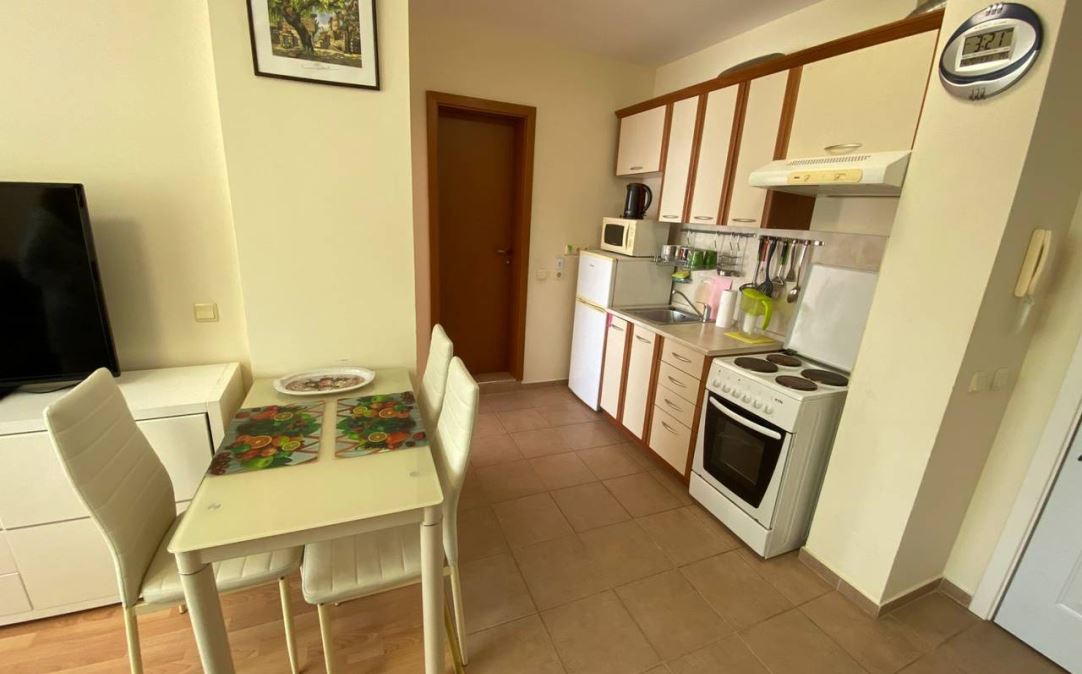 Prostorný apartmán s jednou ložnicí v moderním komplexu na Slunečném pobřeží – komfort, zeleň a vybavení pro obyvatele