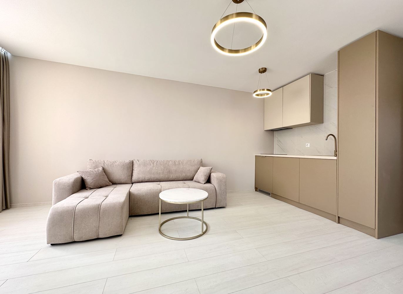 Útulný byt s jednou ložnicí s výhledem na bazén a zeleň ve Slunečném pobřeží – připraven k užívání