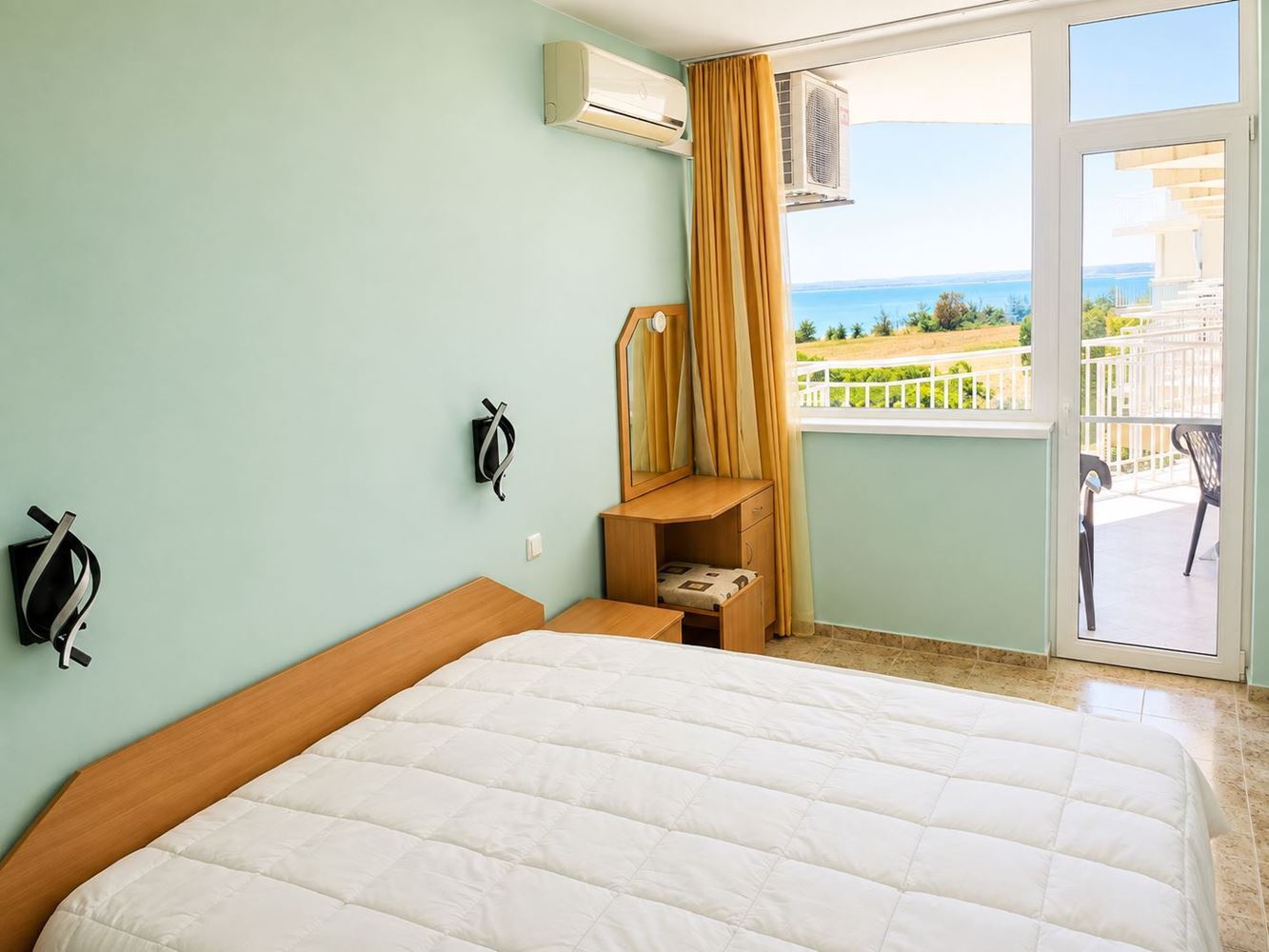 Moře před oknem a bazén před budovou – krásný apartmán v Ravdě, připravený k okamžitému užívání