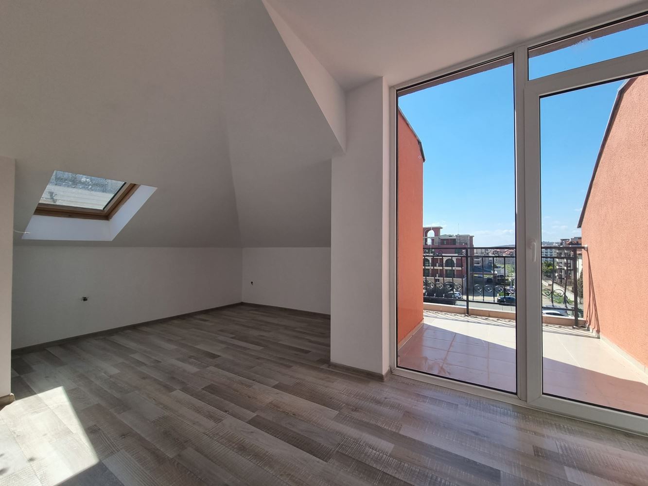 Světlý a moderní byt ve výborné lokalitě – kombinace komfortu, přírody a mořské atmosféry