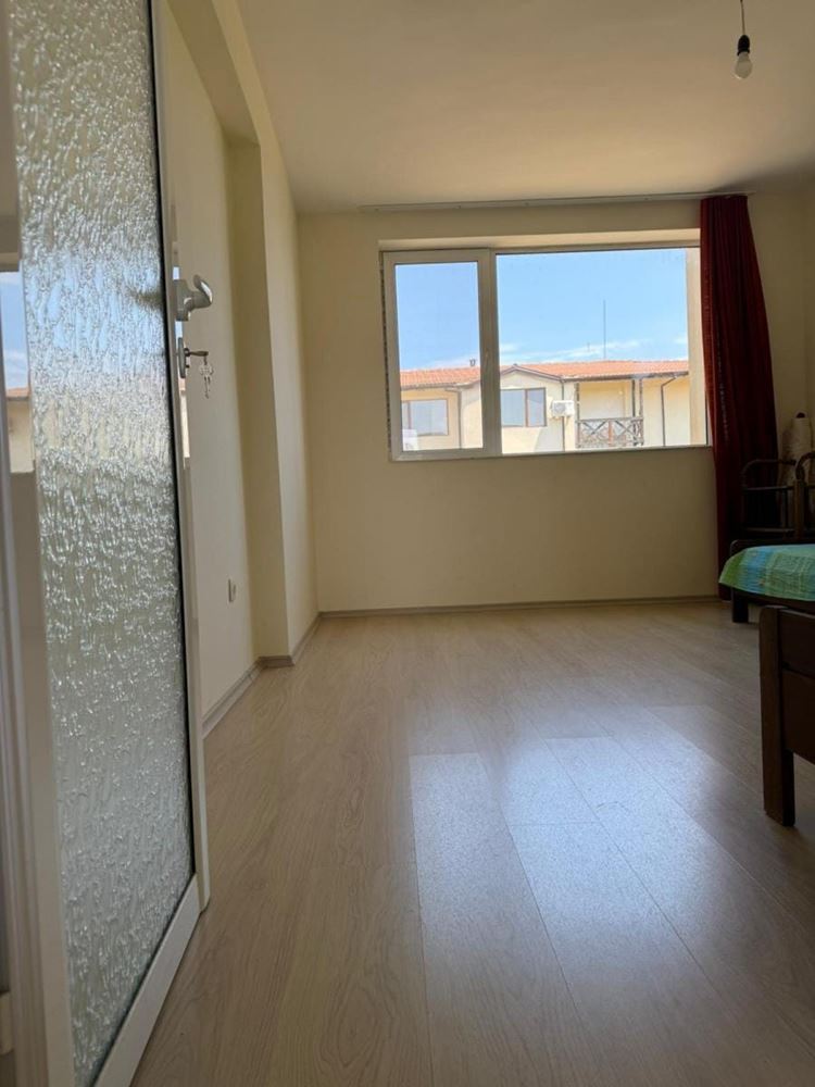 Prostorný apartmán se dvěma ložnicemi a výhledem na moře, 500 m od pláže v Černomorci