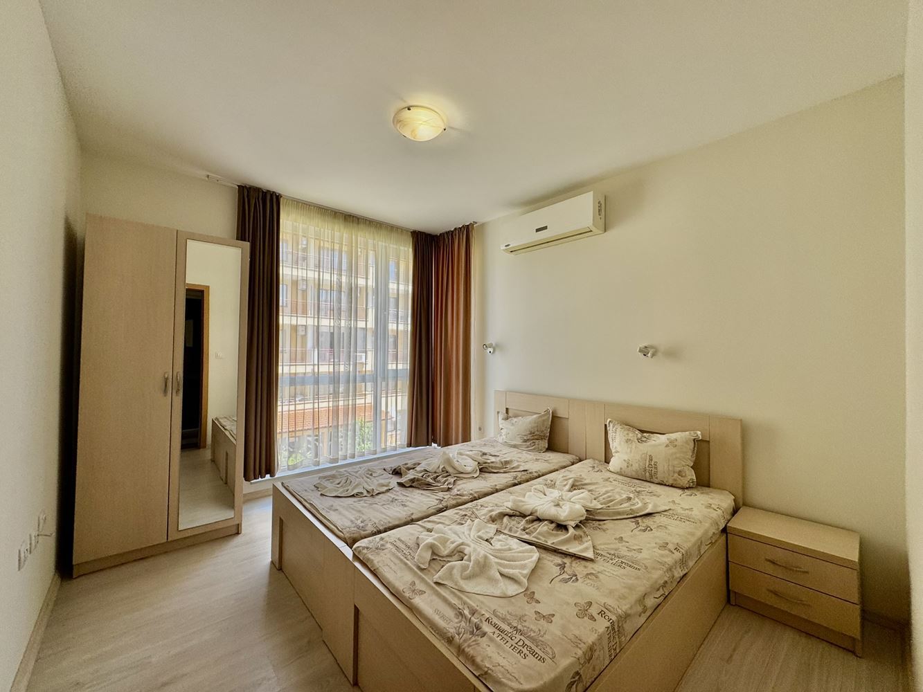 Objevte svůj nový domov u moře - apartmán se dvěma ložnicemi v centrální části Slunečného pobřeží