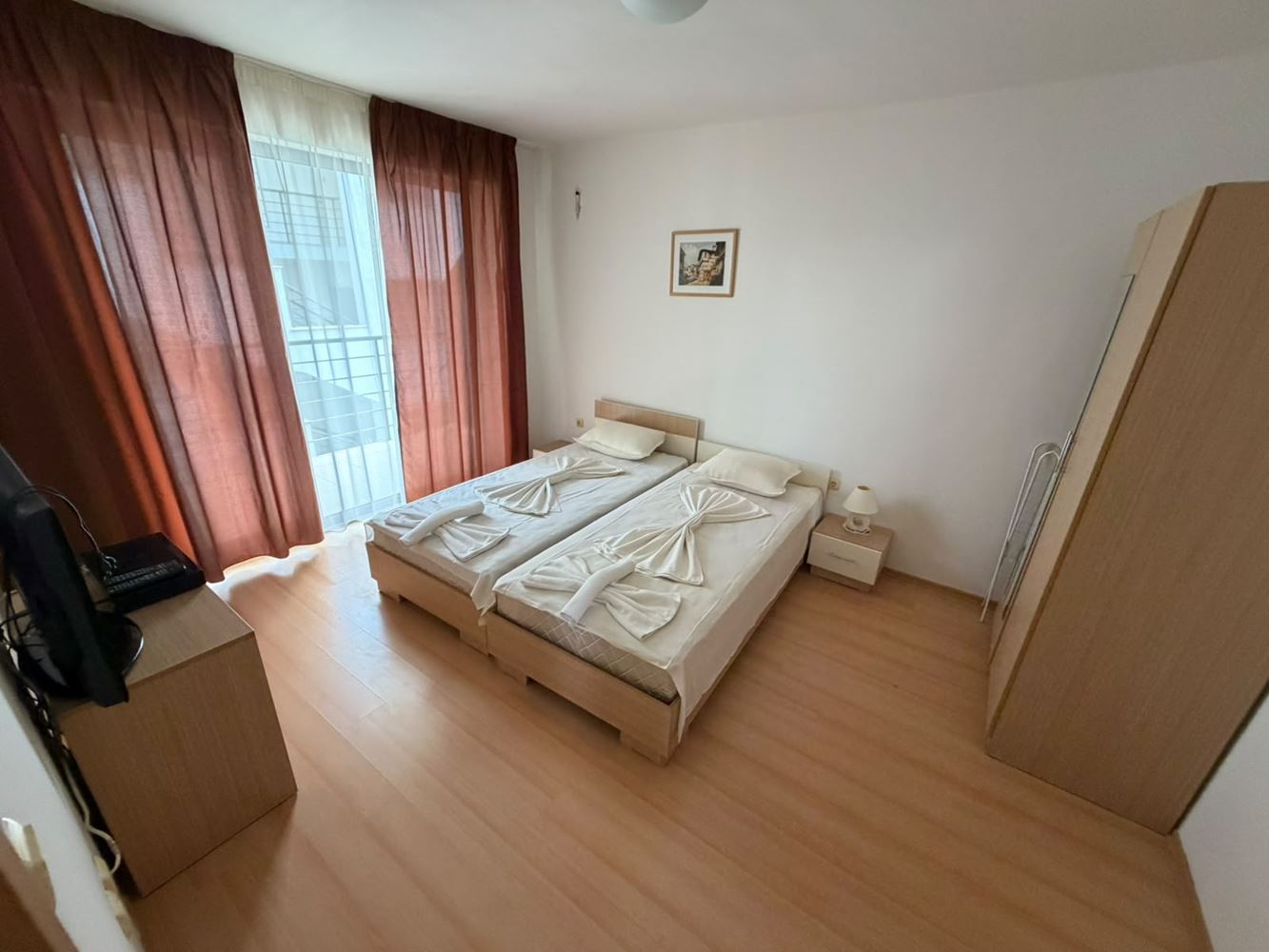 Prostorný apartmán se dvěma ložnicemi s výhledem na moře a hory v krásném uzavřeném komplexu u moře